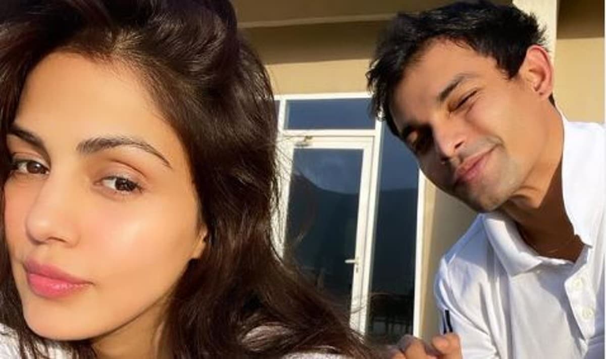 Sushant Singh Rajput के निधन के बाद रिया चक्रवती ने शेयर की भाई शौविक के साथ फोटो, फैंस ने दिया ऐसा रिएक्शन Sushant Singh Rajput के निधन के बाद रिया चक्रवती ने शेयर की भाई शौविक के साथ फोटो, फैंस ने दिया ऐसा रिएक्शन