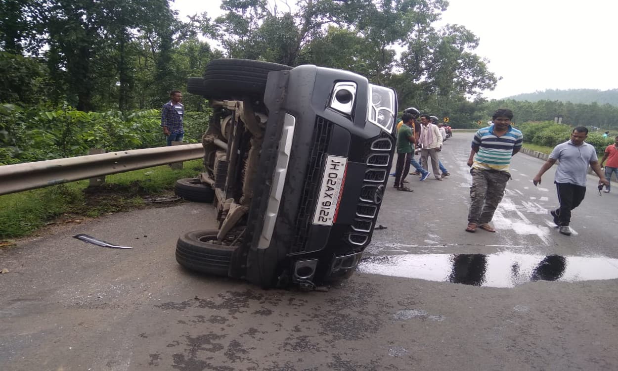 हजारीबाग एसडीओ और नगर आयुक्त सड़क दुर्घटना में घायल, बेहतर इलाज के लिए रिम्स रेफर