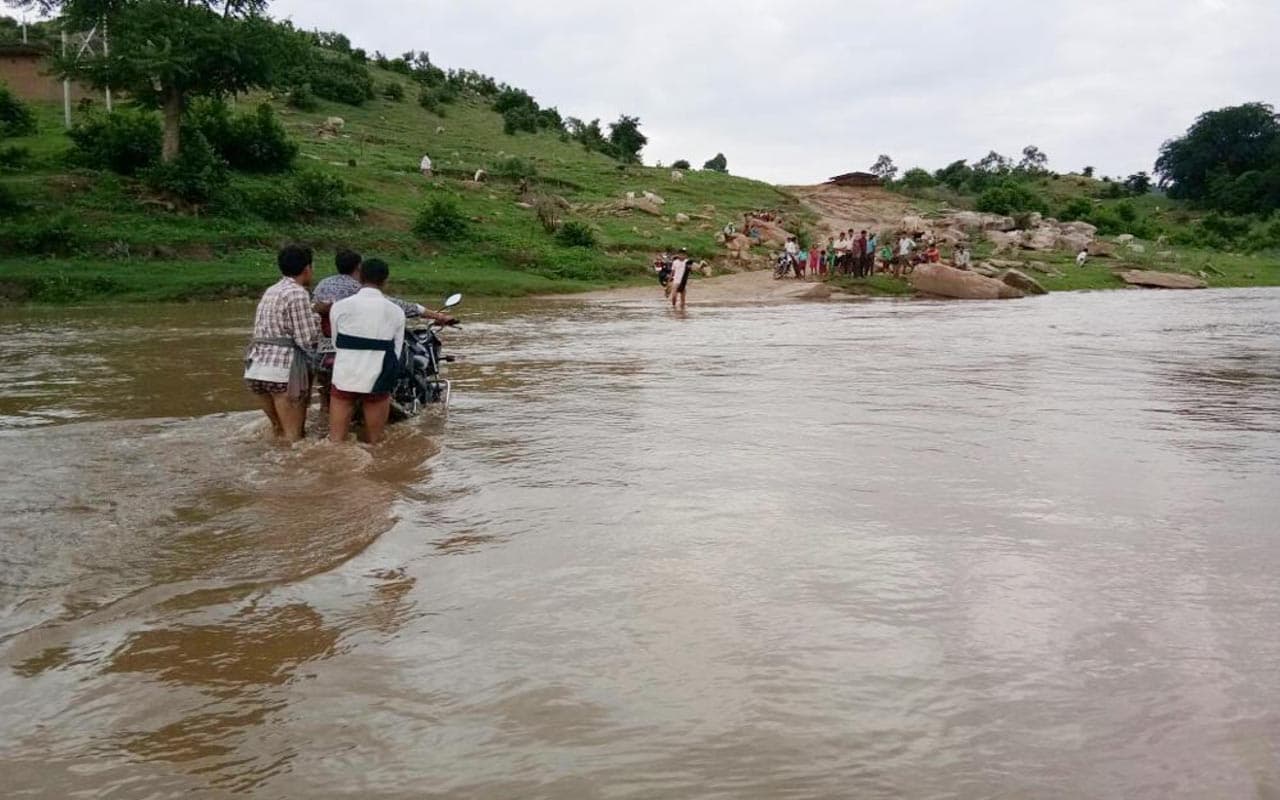 झारखंड में कई ऐसे गांव जो बरसात में बन जाते हैं टापू, जानें कारण