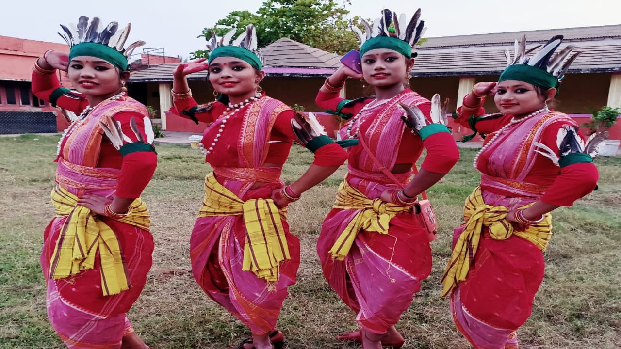 Women’s Day 2021 : छऊ नृत्य में पुरुषों के वर्चस्व को चुनौती दे रही है सरायकेला की युवतियां