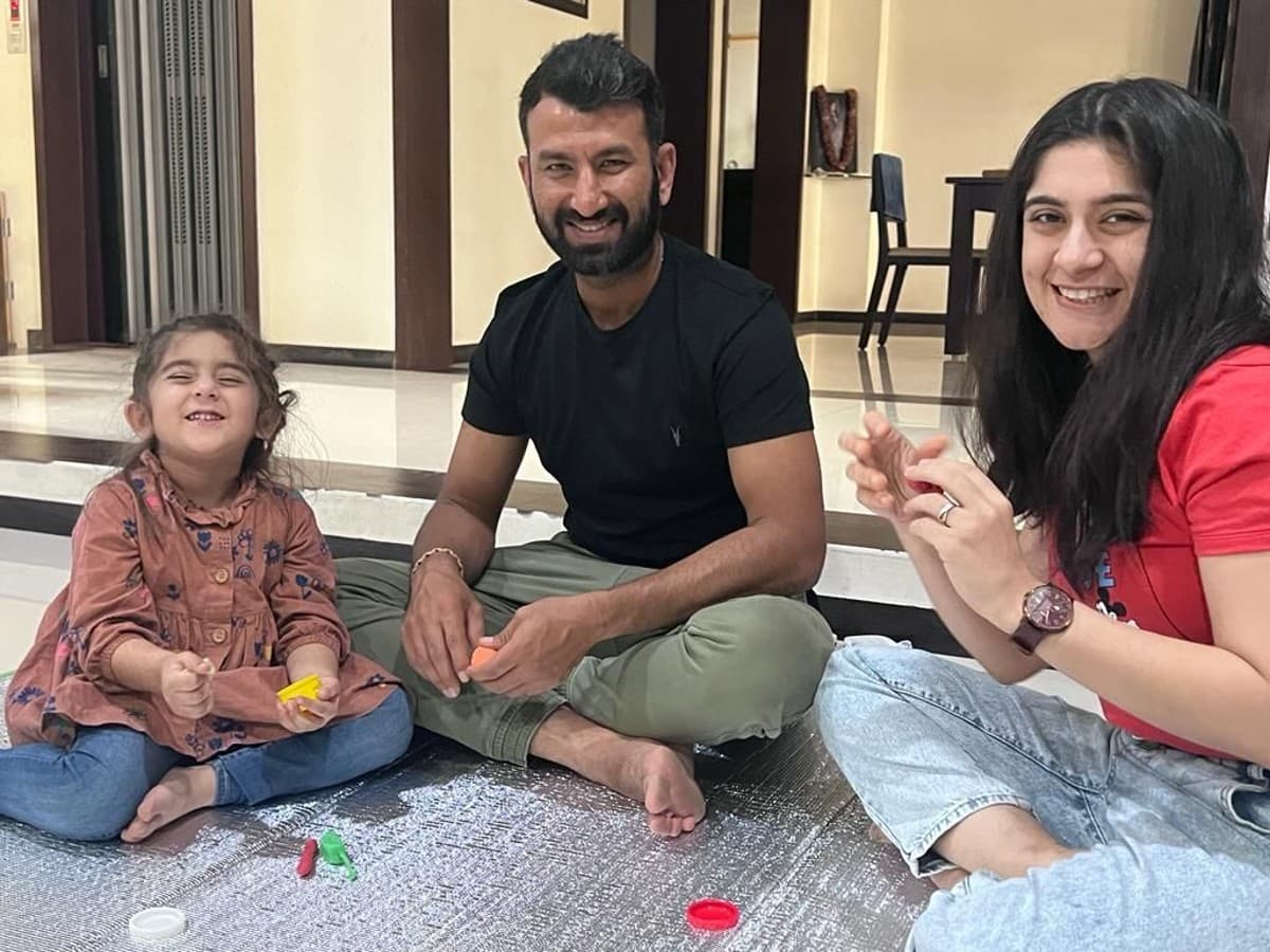 दक्षिण अफ्रीका दौर से ठीक पहले चेतेश्वर पुजारा ने शेयर किया फैमिली फोटो, सोशल मीडिया पर तस्वीर वायरल