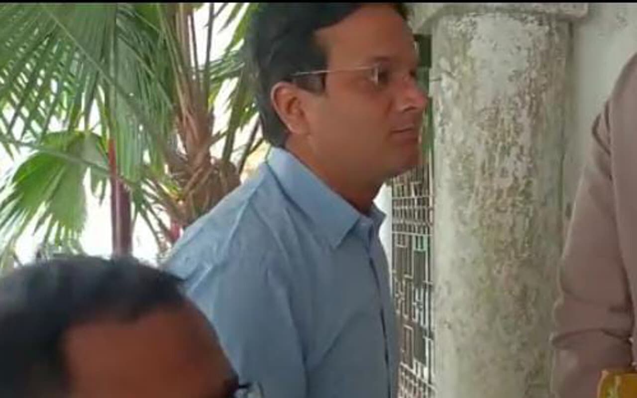 Jharkhand: ED के समक्ष उपस्थित नहीं हुए दिलीप घोष, छवि रंजन की बढ़ सकती है रिमांड, पूछताछ में मिली अहम जानकारी