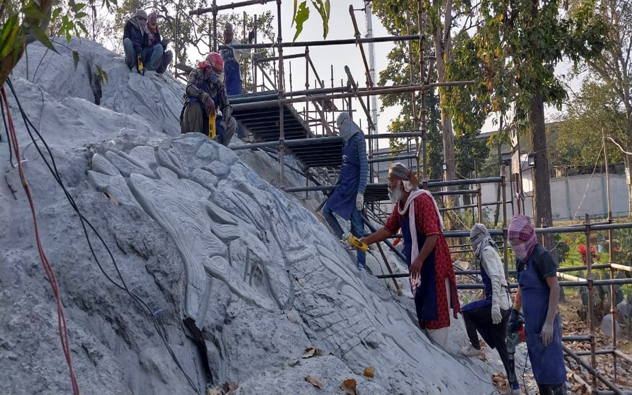टाटा स्टील : 900 साल पहले विलुप्त हो चुकी ‘इन सीतू रॉक कार्विंग’ आर्ट को पुनर्जीवित कर रहे चित्तो डे