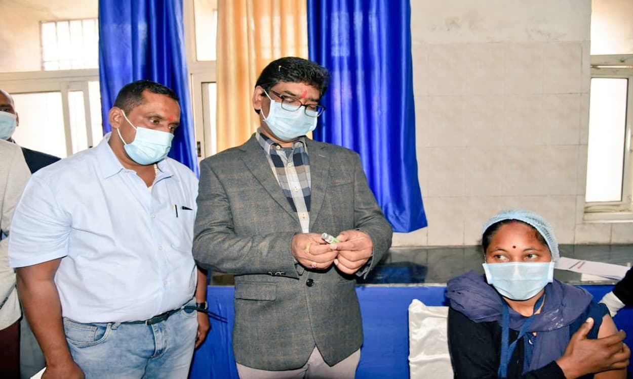 Corona Vaccine News : झारखंड में पहले दिन 3200 हेल्थ वर्कर्स को लगा टीका, जानें किस जिले में कितने लगे वैक्सीन