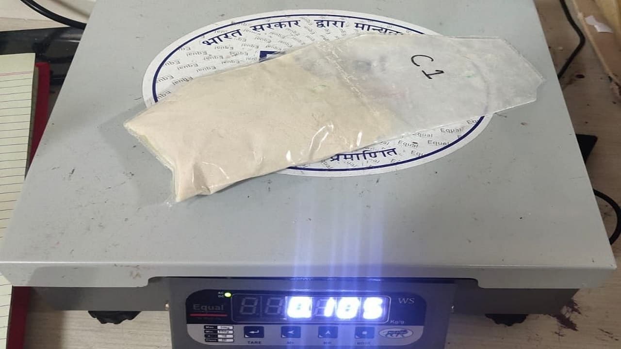 Cocaine Smuggling: मुंबई एयरपोर्ट से 9.8 करोड़ रुपये की कोकीन जब्त, न्यायिक हिरासत में भेजा गया तस्कर