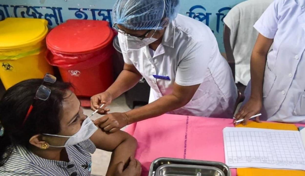 पीरियड के दौरान भी महिलाएं लगवा सकती हैं कोरोना टीका, जानिए क्या कहते हैं एक्सपर्ट?