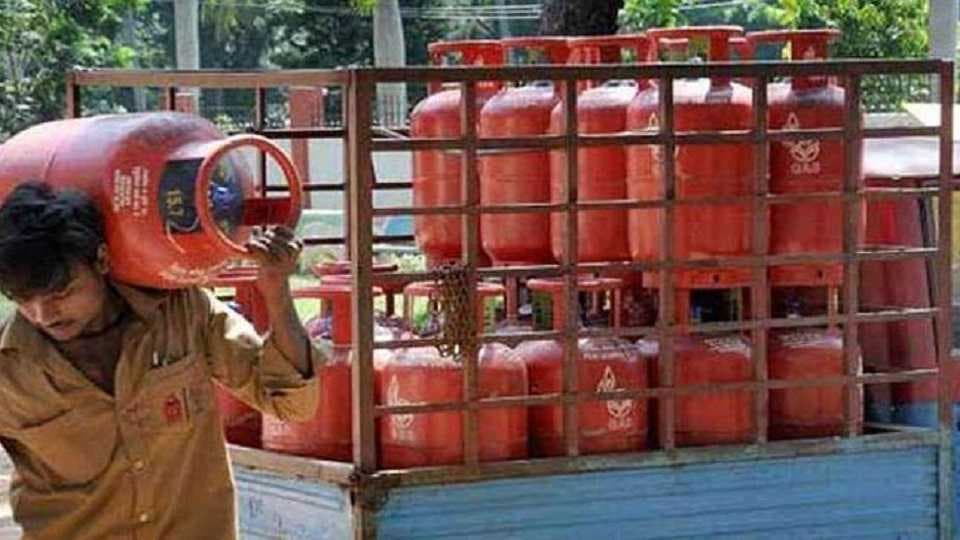 एक अगस्त से गैस सिलिंडर की कीमत में हो सकता है बड़ा बदलाव, सरकार कर रही है यह तैयारी…
