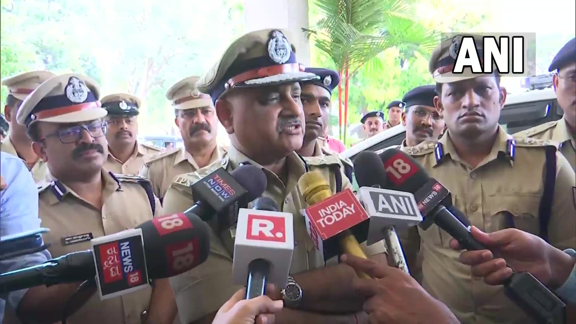 कर्नाटक के DGP प्रवीण सूद CBI के अगले निदेशक नियुक्त, कई बड़े पदों पर दे चुके हैं सेवाएं कर्नाटक के DGP प्रवीण सूद CBI के अगले निदेशक नियुक्त, कई बड़े पदों पर दे चुके हैं सेवाएं