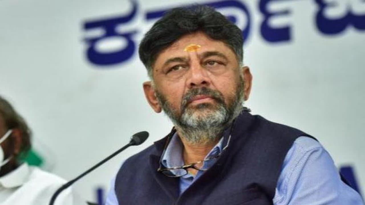कर्नाटक कांग्रेस के अध्यक्ष डीके शिवकुमार को ईडी ने भेजा समन, नेता ने कहा – ‘पता नहीं क्यों किया तलब’ कर्नाटक कांग्रेस के अध्यक्ष डीके शिवकुमार को ईडी ने भेजा समन, नेता ने कहा – ‘पता नहीं क्यों किया तलब’
