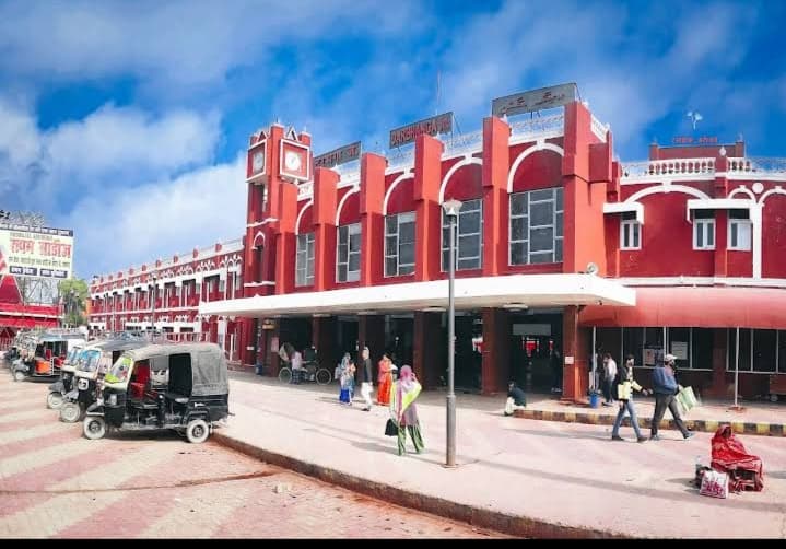 गर्मी की छुट्टी का प्लान कर रहे लोगों को रेलवे ने दिया झटका, सत्याग्रह समेत 11 ट्रेनें 8 जून तक रद्द