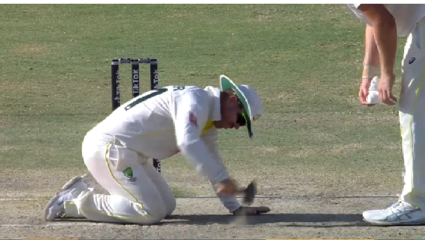Pakistan vs Australia: डेविड वॉर्नर ने कराची की पिच पर चलाया हथौड़ा, पत्नी का आया ऐसा रिएक्शन