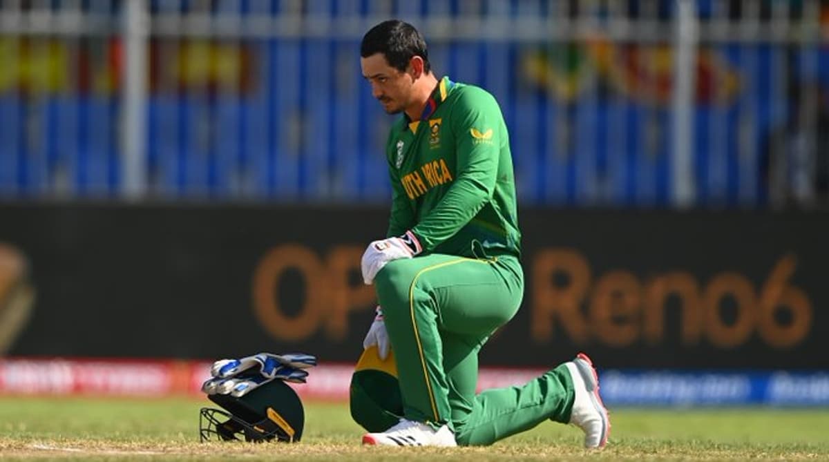 T20 World Cup: आखिरकार घुटने के बल बैठे क्विंटन डिकॉक, ‘ब्लैक लाइव्स मैटर’ का किया समर्थन, VIDEO