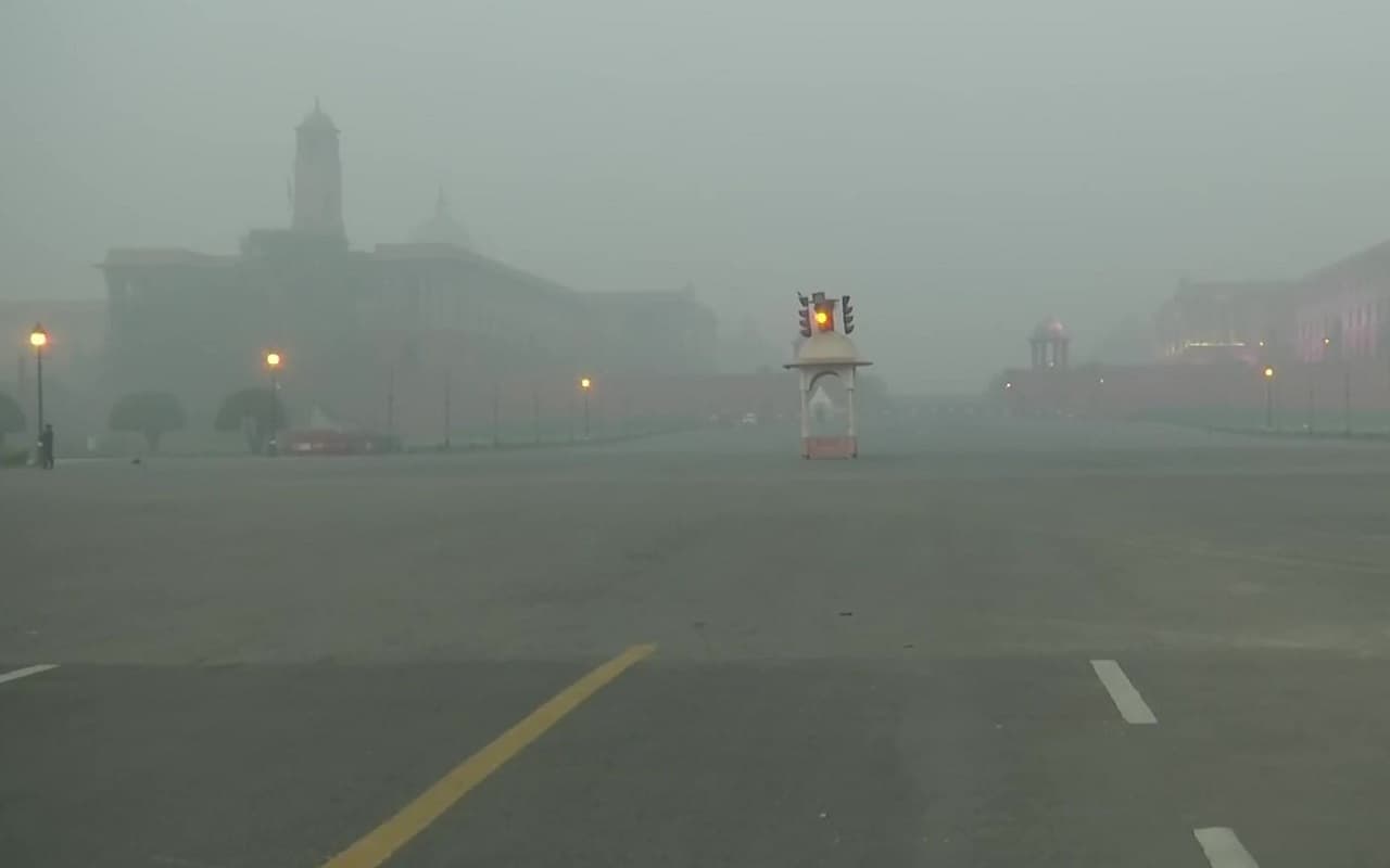 Delhi Pollution: दिल्ली में वायु प्रदूषण से मिली थोड़ी राहत, AQI 303