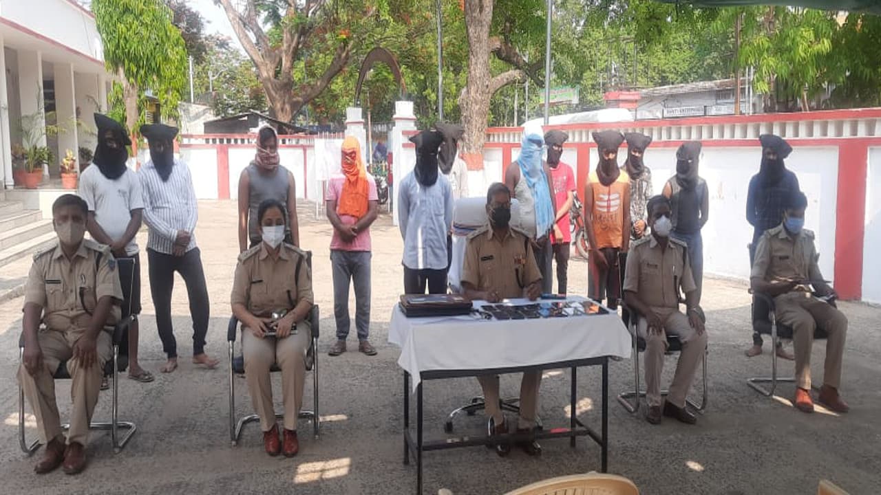 Jharkhand Cyber Crime News : अलग- अलग तरीके से लोगों से ठगी करता साइबर क्रिमिनल, देवघर में कई सामान समेत 12 आरोपी गिरफ्तार Jharkhand Cyber Crime News : अलग- अलग तरीके से लोगों से ठगी करता साइबर क्रिमिनल, देवघर में कई सामान समेत 12 आरोपी गिरफ्तार