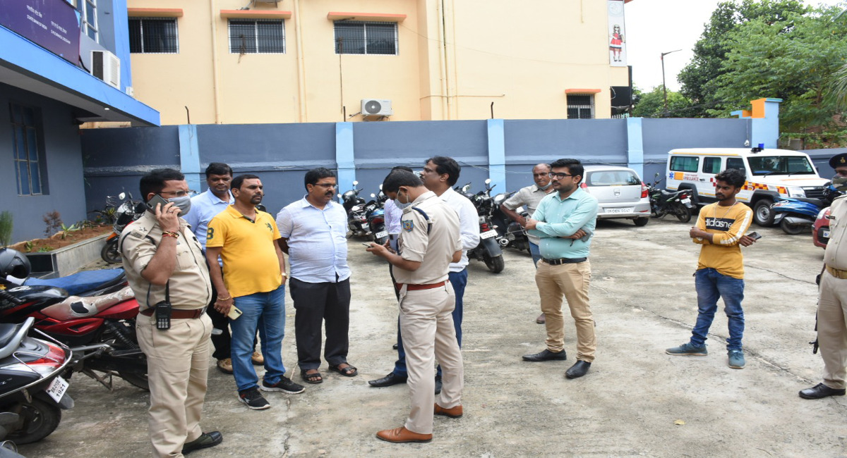 Jharkhand Crime News : देवघर के अंडा कारोबारी से दिनदहाड़े पांच लाख रुपये की छिनतई, CCTV फुटेज खंगाल रही पुलिस