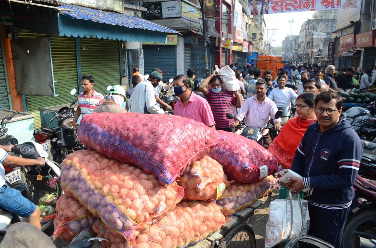 झारखंड में लॉकडाउन के दिन खुली दुकानें, सब्जी की कीमतों में लगी ‘आग’