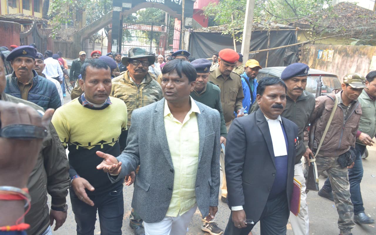 Jharkhand News: बाघमारा विधायक ढुलू महतो की बढ़ी मुश्किलें, 3 मामलों में कोर्ट ने किया रिमांड,जानें पूरा मामला Jharkhand News: बाघमारा विधायक ढुलू महतो की बढ़ी मुश्किलें, 3 मामलों में कोर्ट ने किया रिमांड,जानें पूरा मामला