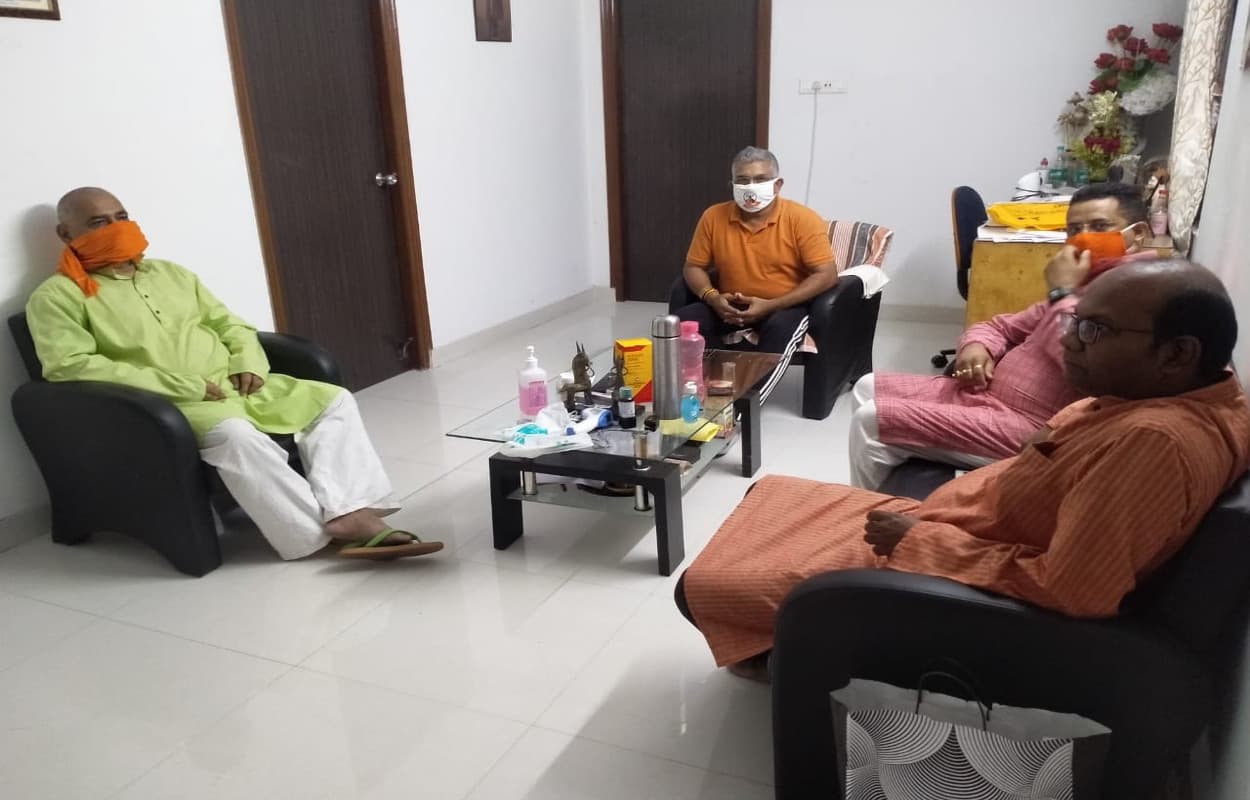 केंद्रीय नेतृत्व की नाराजगी के बाद एक साथ आये दिलीप- सौमित्र, विवाद मिटाने का दिया संकेत