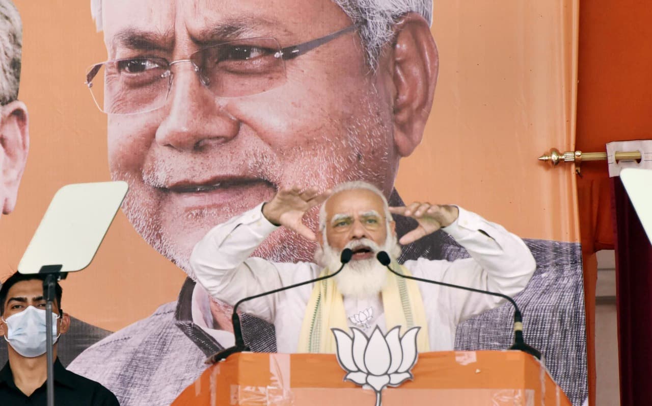 Bihar Assembly Election 2020: रैली में पीएम मोदी की अपील- त्योहारों पर जो भी खरीदें, लोकल खरीदें, भागलपुरी सिल्क और मंजूषा पेंटिंग को साथ देने की सलाह