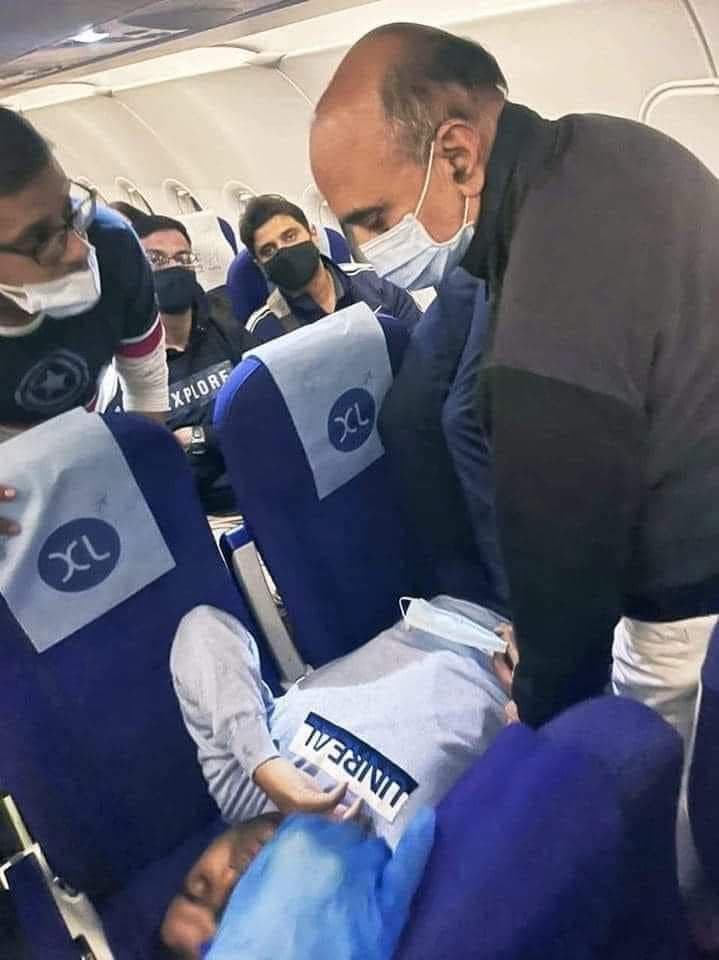 केंद्रीय मंत्री डॉ भागवत कराड ने विमान यात्रा के दौरान सह यात्री को दी प्राथमिक चिकित्सा, वायरल हुई तसवीर