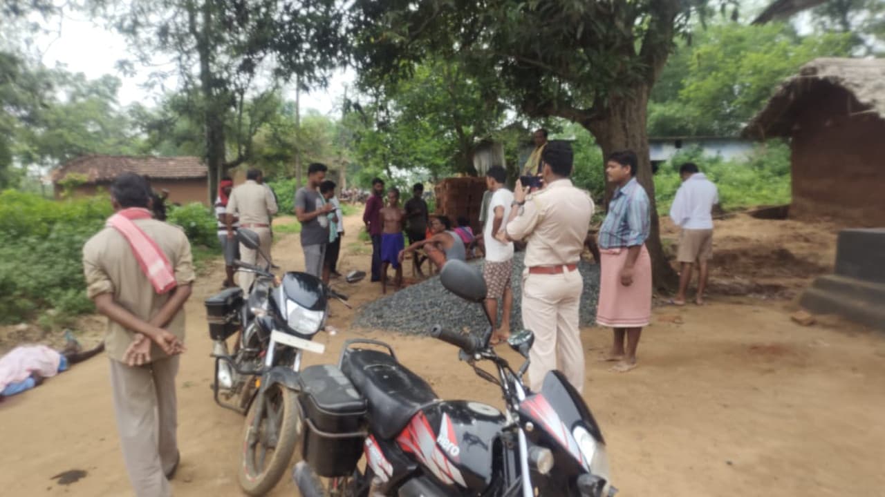 Jharkhand Crime News : दुमका के हंसडीहा में जमीन विवाद में पिता-पुत्र की हत्या, भतीजा जान बचाकर भागा