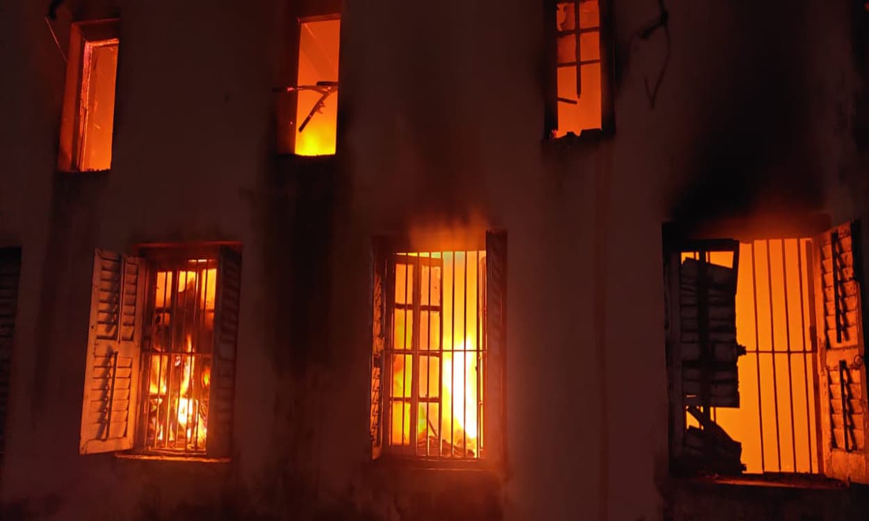 कोविड अस्पताल में लगी आग, 44 लोगों की दर्दनाक मौत, 67 घायल, गुस्साये परिजनों ने जला दी पुलिस की गाड़ी