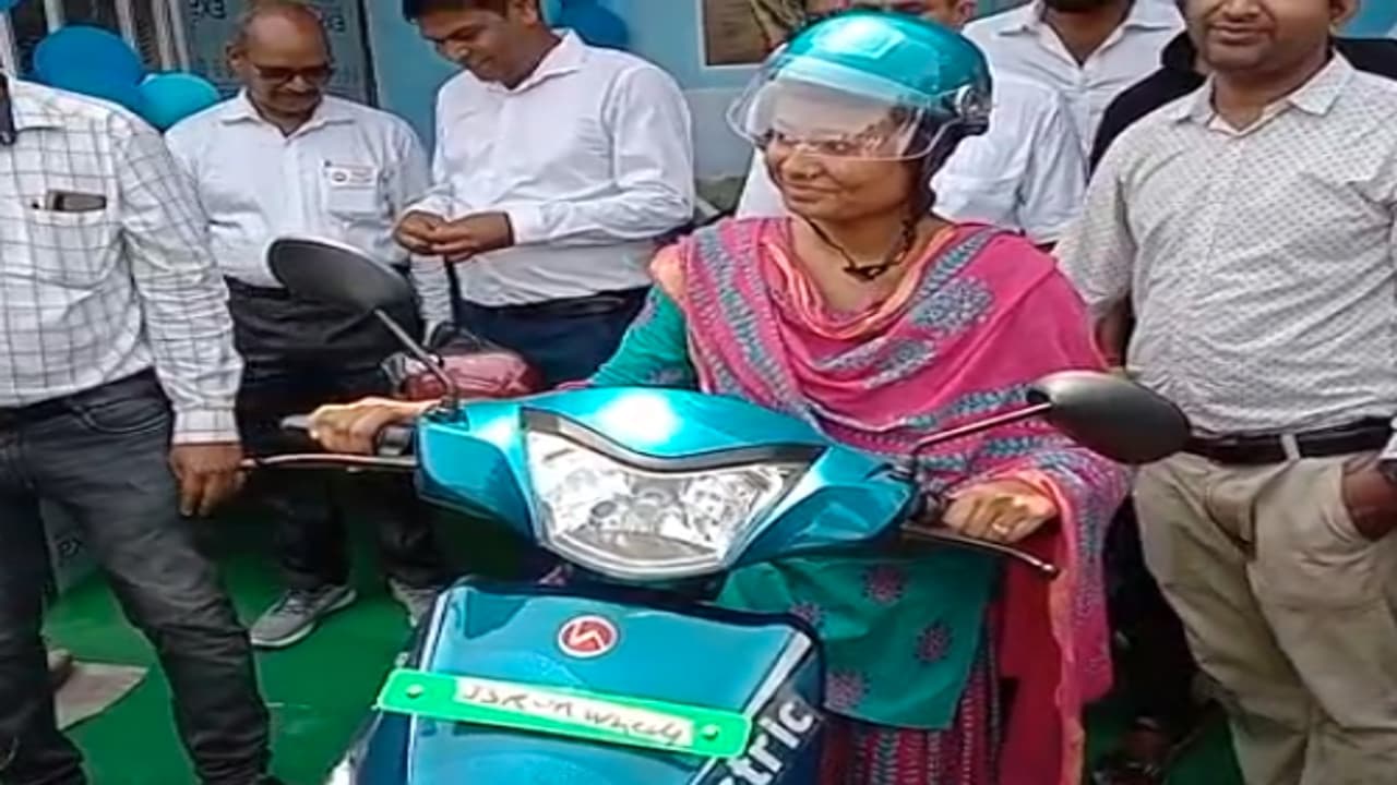 Metro सिटी की तर्ज पर टाटानगर रेलवे स्टेशन से E-Scooty की सुविधा शुरू, जानें कितना होगा किराया Metro सिटी की तर्ज पर टाटानगर रेलवे स्टेशन से E-Scooty की सुविधा शुरू, जानें कितना होगा किराया