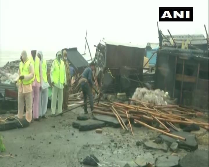 Cyclone Yaas Updates : लैंडफाॅल के बाद भी कहर जारी, ओडिशा में सड़कें टूटी, चेकपोस्ट हवा में उड़े,बंगाल में एक करोड़ लोग प्रभावित, झारखंड में भारी बारिश