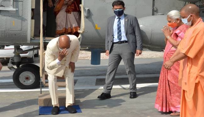 जन्मभूमि पर कदम रखते ही भावुक हुए राष्ट्रपति रामनाथ कोविंद, मिट्टी लेकर मस्तक पर लगाया