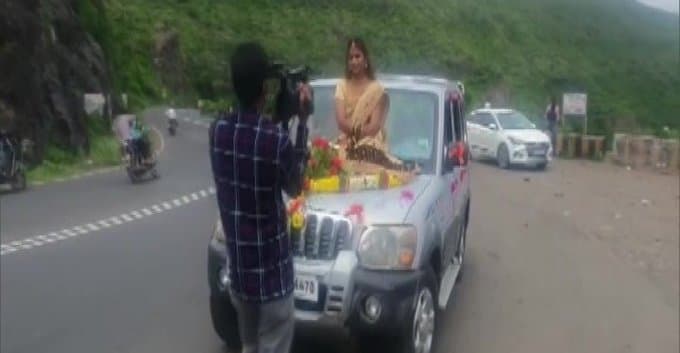 VIDEO : कोरोना प्रोटोकॉल भूल कार की बोनट पर बैठ दुल्हन ने कराया फोटो शूट, पुलिस ने दर्ज किया केस