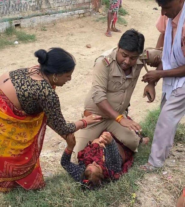 सीमा लांघकर महिला की छाती पर बैठे दारोगा, अखिलेश यादव ने किया ट्वीट- भाजपा शासन में दुशासन की कमी नहीं