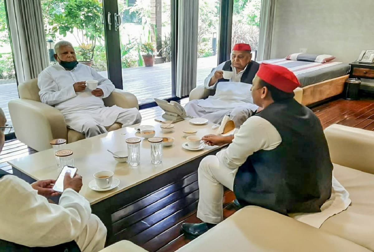दिल्ली में लालू यादव और मुलायम सिंह की चाय पर चर्चा, अखिलेश भी रहे साथ, तसवीरें की साझा