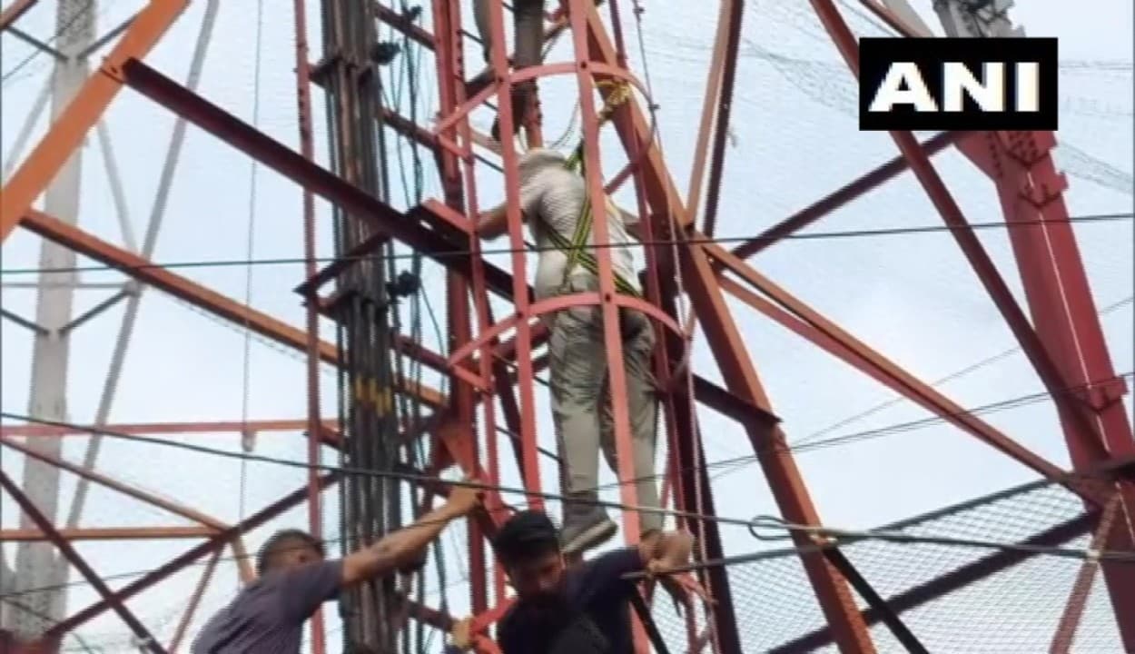 नौकरी के लिए 200 फीट ऊंचे टावर पर चढ़ा युवक, 135 दिन बाद तब उतरा नीचे जब…