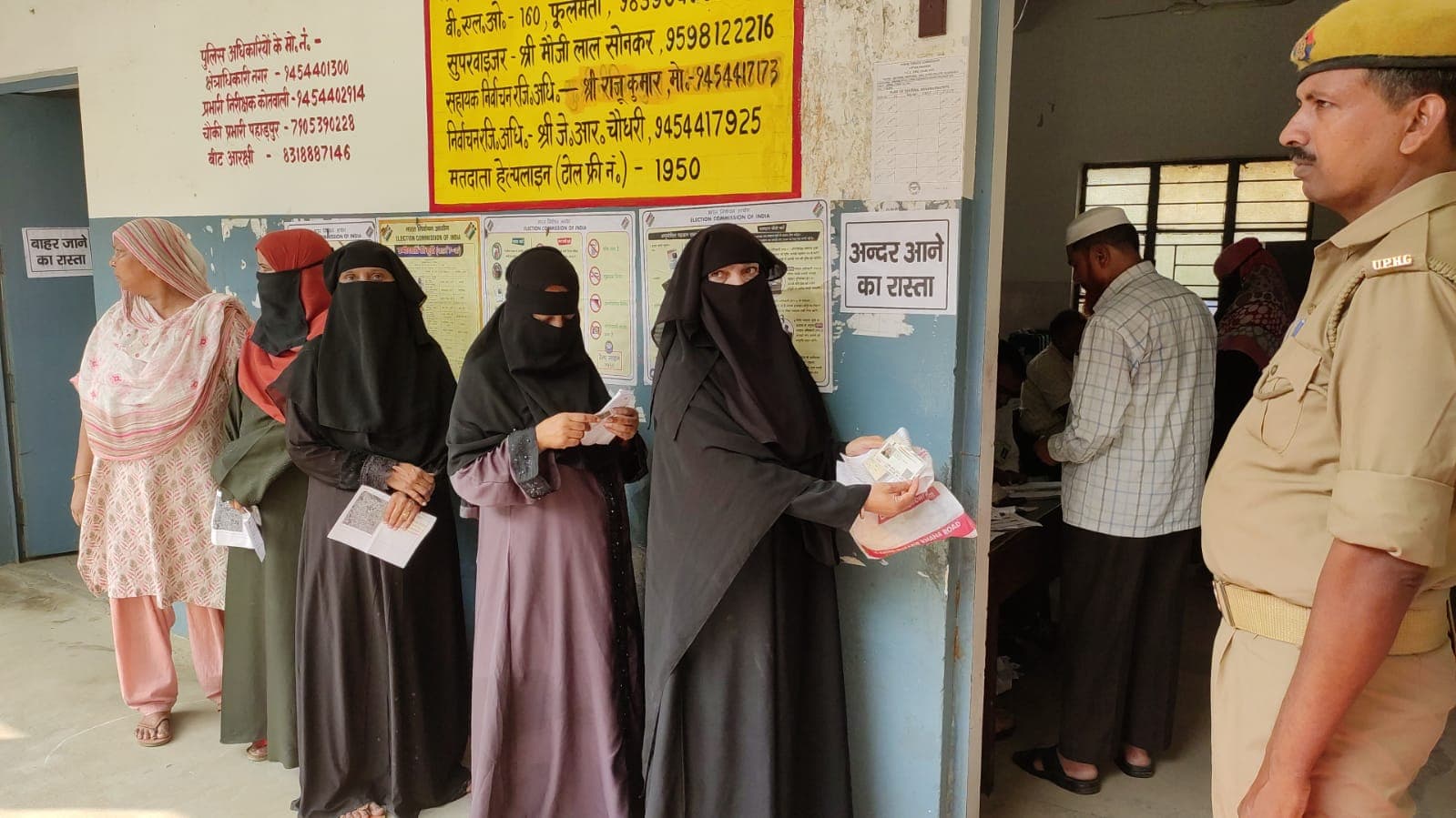 UP लोकसभा उपचुनाव: दिन चढ़ने के साथ ही बढ़ता गया वोटिंग का ग्राफ, 26 जून को होगा उम्मीदवारों का ‘हिसाब’