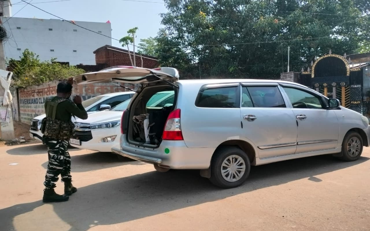 झारखंड: कांग्रेस विधायक प्रदीप यादव के करीबियों पर ईडी की दबिश, रांची, गोड्डा, दुमका में 12 ठिकानों पर छापे झारखंड: कांग्रेस विधायक प्रदीप यादव के करीबियों पर ईडी की दबिश, रांची, गोड्डा, दुमका में 12 ठिकानों पर छापे