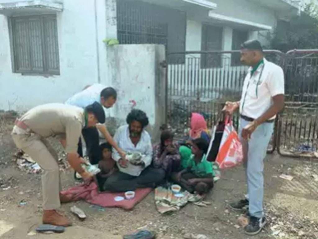 India lockdown:मालिक के आदेश से संकट में सैकड़ों मजदूर, शहर से अपने गांव पैदल जाने को मजबूर