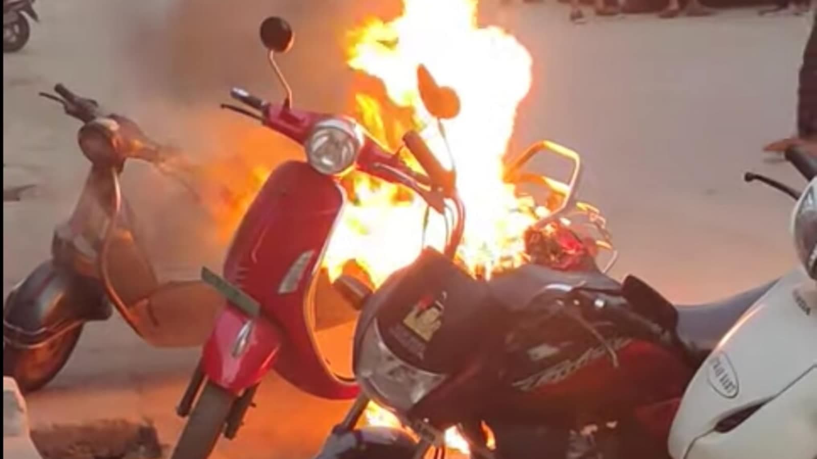 EV Fire: इलेक्ट्रिक वाहनों में क्यों लगती है आग? जानें बचाव के टिप्स