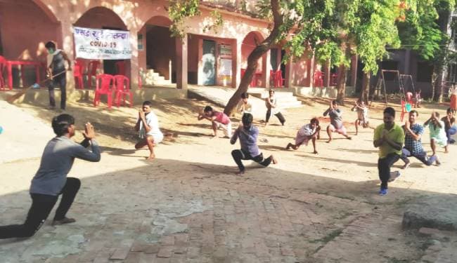 Quarantine Center in Bihar: सोशल डिस्टेन्सिंग के साथ क्वॉरेंटाइन सेंटरों पर सिखाये जा रहे योग, रोजेदारों के लिए इफ्तार और सेहरी की भी व्यवस्था, …देखें तस्वीरें