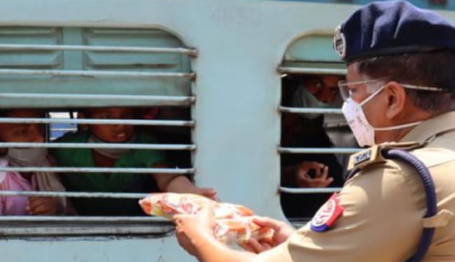 दिल्ली से आनेवाले बिहारियों को लेकर UP के दनकौर-दादरी और मुरादाबाद से खुली कई विशेष ट्रेनें, श्रमिकों को दिये गये पेयजल और खाद्य पदार्थ