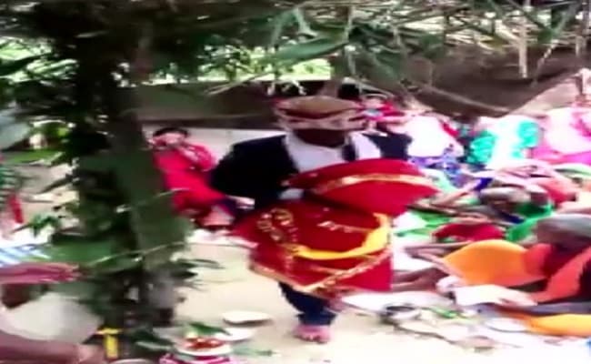 पिता ने बेटे की करा दी पुतले से शादी, मिसाल पेश करने वाली वजह जानकर हो जाएंगे हैरान…