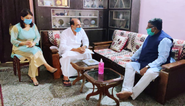 बॉलीवुड अभिनेता सुशांत सिंह राजपूत के पिता से मिले केंद्रीय कानून मंत्री, कहा- सुशांत के निधन से फिल्मों में कम हो जायेगी रचनात्मक अभिनय