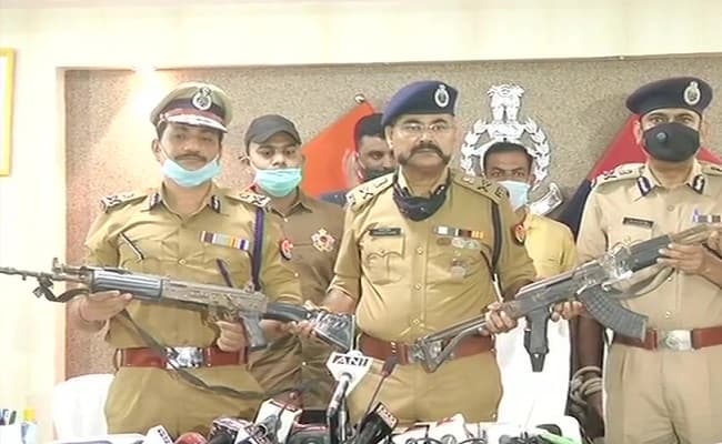 kanpur encounter : विकास दुबे के घर से मिले एके-47, चौबेपुर के पूर्व SHO पर केस दर्ज