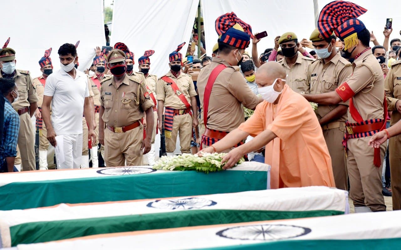 कानपुर मुठभेड़ : शहीद पुलिसकर्मियों का हुआ राजकीय सम्मान के साथ अंतिम संस्कार
