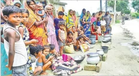 वैशाली के सिंहराय पूर्वी में बांध में रिसाव, गंडक का पानी कई वार्डों में घुसा
