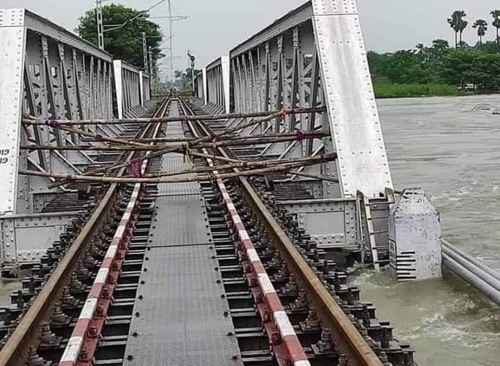 Bihar Flood : सड़क मार्ग के बाद अब रेलखंड भी हुआ बंद, भागलपुर और कहलगांव के बीच आवाजाही ठप