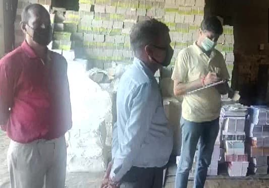 NCERT की नकली किताब छापने वाले गिरोह को यूपी एसटीएफ ने मेरठ में दबोचा, गोदाम पर छापेमारी में 35 करोड़ की किताबें व मशीन जब्त…