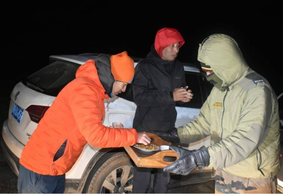 सीमा पर तनाव के बीच सेना ने बचाई चीनी नागरिकों की जान, खिलाया खाना, दिये गर्म कपड़े