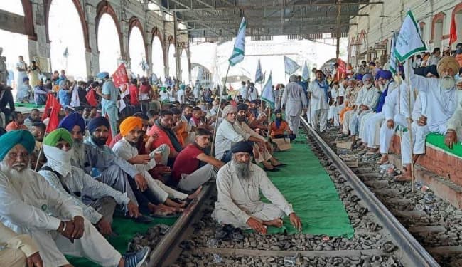 किसान आंदोलन से पंजाब के अंधेरे में डूबने का खतरा, ट्रेन रोकने से थर्मल प्लांटों की कोयला सप्लाई बाधित किसान आंदोलन से पंजाब के अंधेरे में डूबने का खतरा, ट्रेन रोकने से थर्मल प्लांटों की कोयला सप्लाई बाधित