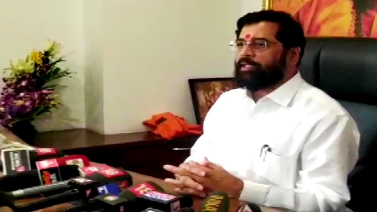 शिंदे गुट को मिला चुनाव चिन्ह, उपचुनाव में ठाकरे गुट के मशाल से टकराएगी बालासाहेबंची शिवसेना की दो तलवार
