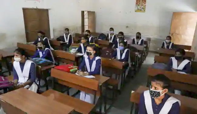 School reopen in UP: उत्तर प्रदेश में आज से खुले छठीं से आठवीं के स्कूल, छात्रों को किताबें, पेन, भोजन साझा नहीं करने का निर्देश, …पढ़ें पूरी गाइडलाइन